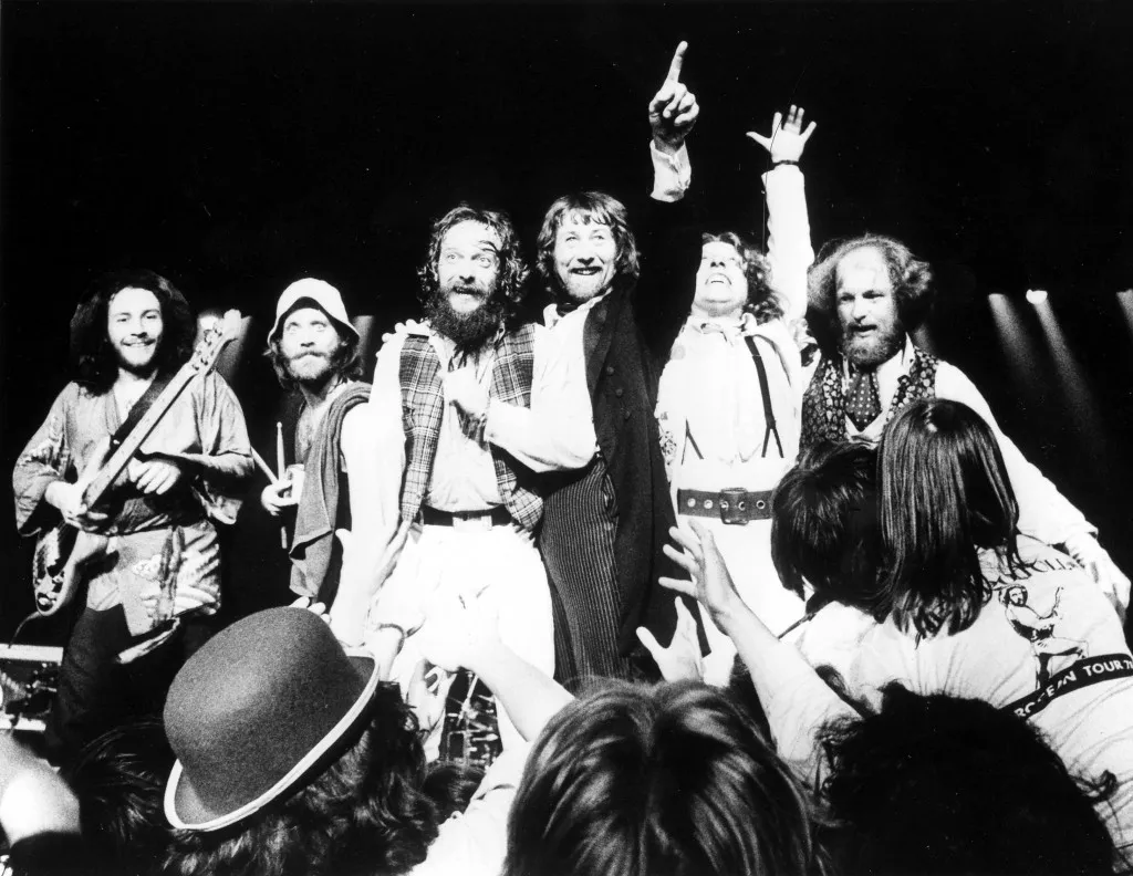 Band end of show 1977 Band-end-of-show-1977-1024x792
