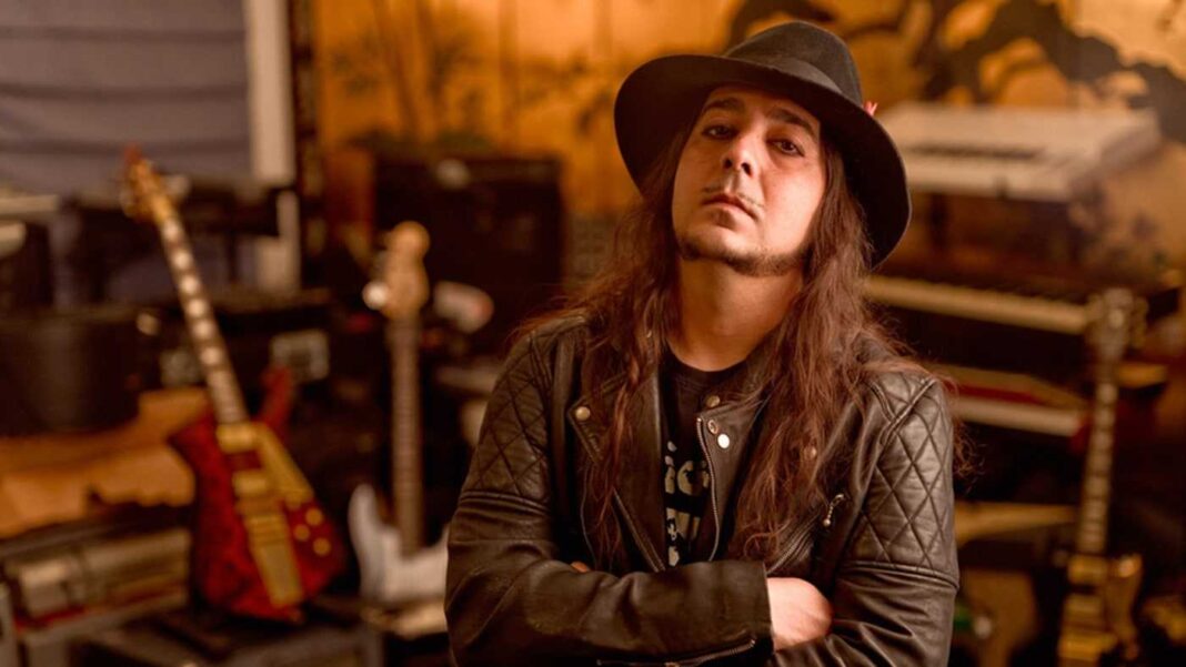 daron-malakian-releases-first-new-music-in-eight-years-with-single-lives--1-lg