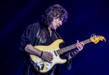 Ritchie Blackmore се присъедини към Deep Purple за изпълнение на “Smoke On The Water”, вижте видео